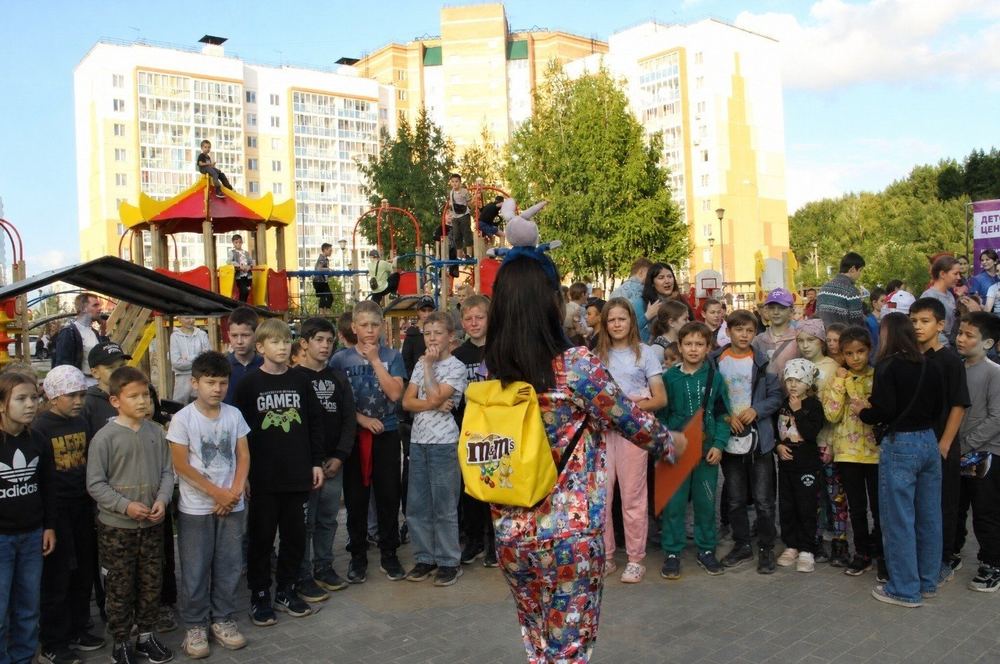 Дети во дворе на квесте