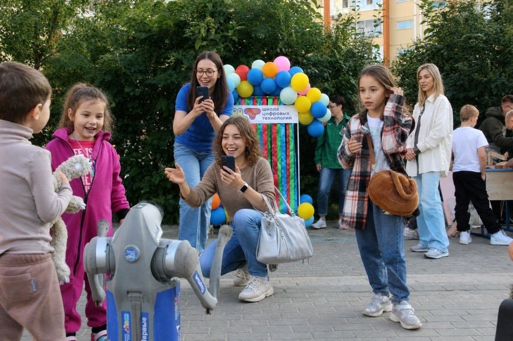 Робособака встречает гостей